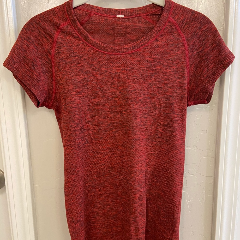 Lululemon Swiftly Tech Short Sleeve in Red Size 4